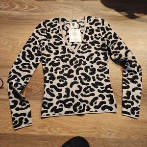 Lita By Ciara Trendy. Chic‎ Elegant Animal Print V-Neck Sweater